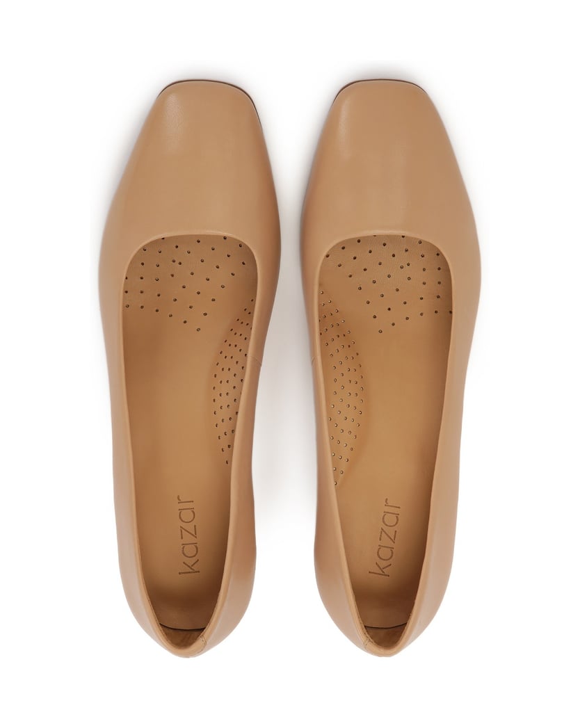 Kazar-Beigefarbene-Pumps-an-einem-Pfosten-beige