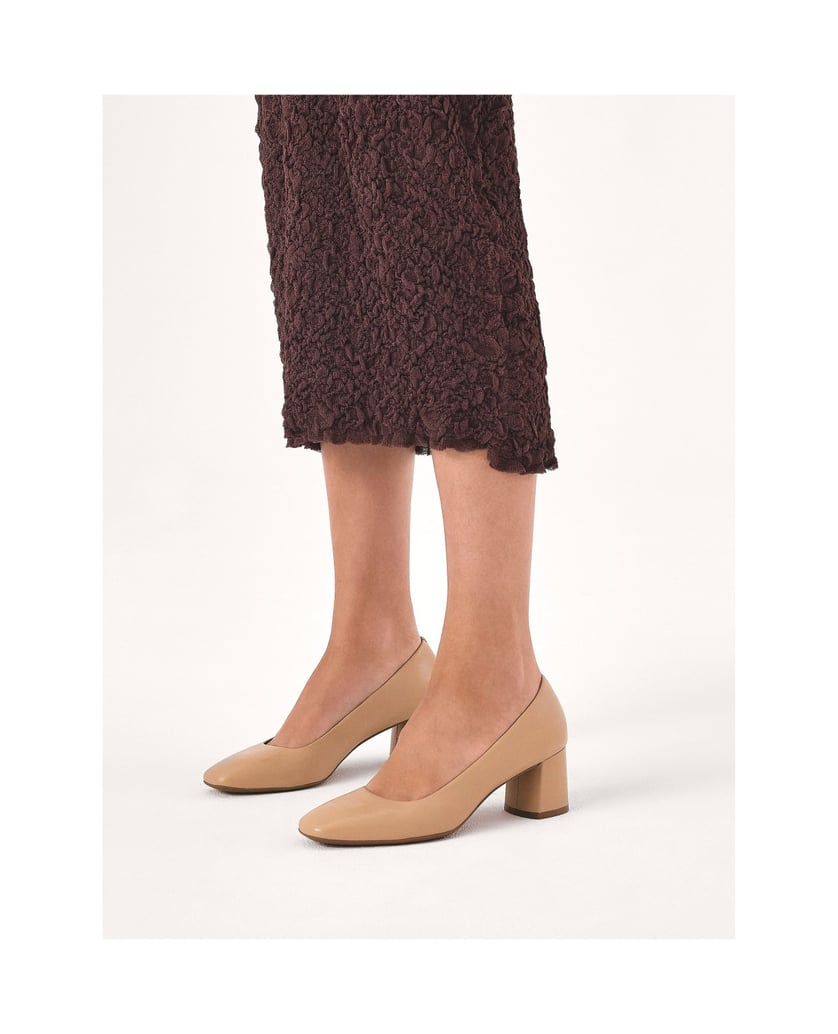 Kazar-Beigefarbene-Pumps-an-einem-Pfosten-beige
