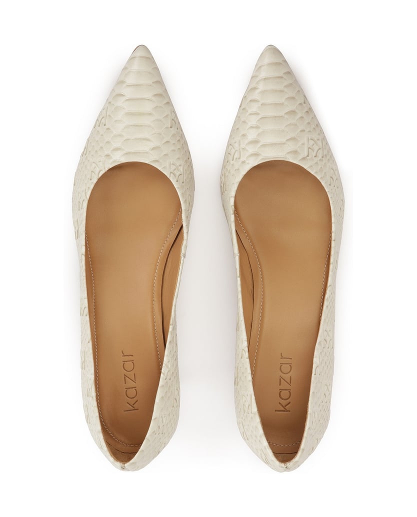 Kazar-KAZAR-Pumps-aus-Leder-mit-Monogramm-Prägung-weiss
