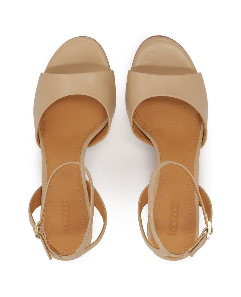 Kazar-Klassische-beigefarbene-Sandalen-an-einem-Pfosten-beige