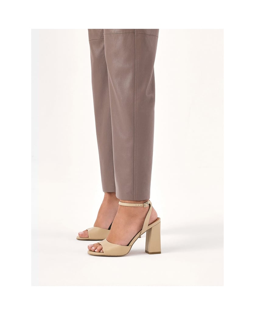 Kazar-Klassische-beigefarbene-Sandalen-an-einem-Pfosten-beige
