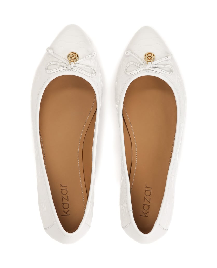 Kazar-Weiße-Ballerinas-mit-einer-Schleife-auf-der-Nase-weiss