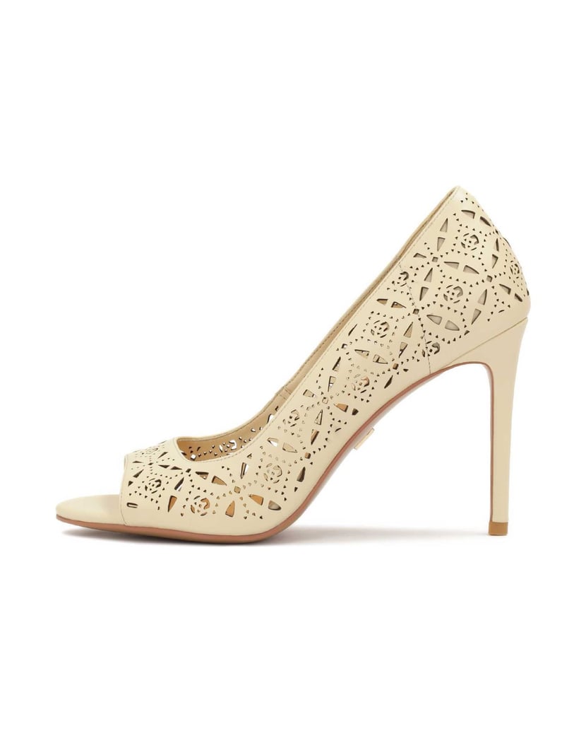 Kazar-Cremefarbene-Peep-Toe-Pumps-mit-durchbrochenem-Muster-beige