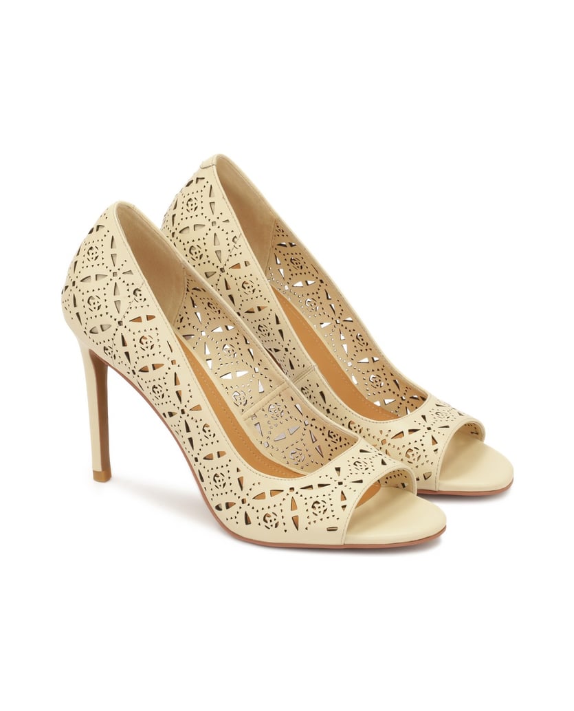 Kazar-Cremefarbene-Peep-Toe-Pumps-mit-durchbrochenem-Muster-beige