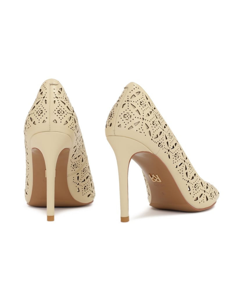 Kazar-Cremefarbene-Peep-Toe-Pumps-mit-durchbrochenem-Muster-beige