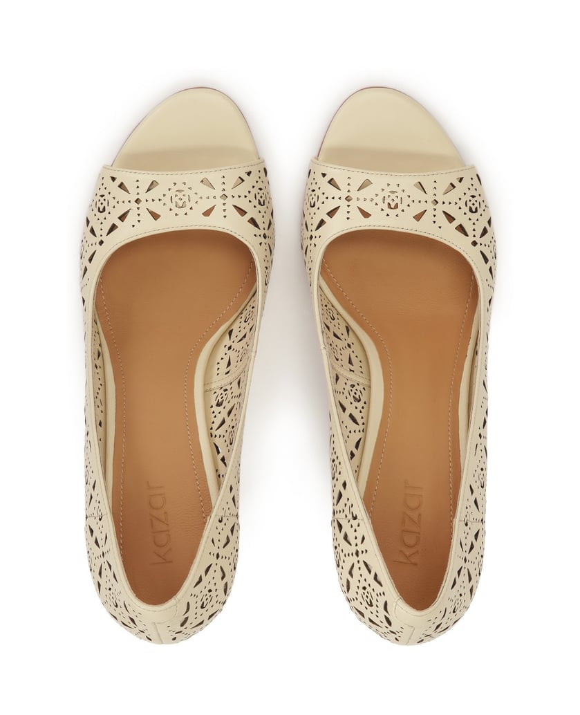 Kazar-Cremefarbene-Peep-Toe-Pumps-mit-durchbrochenem-Muster-beige