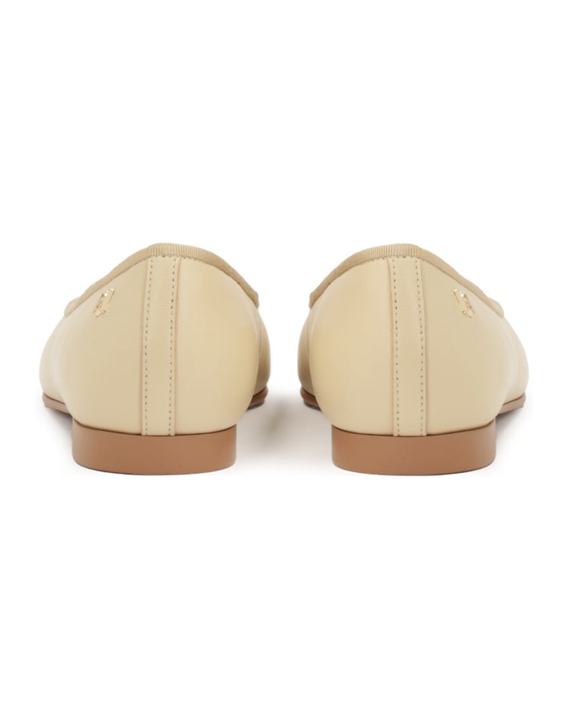 Kazar-Cremefarbene-Ballerinas-mit-einer-Schleife-auf-der-Nase-weiss