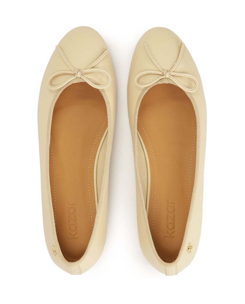 Kazar-Cremefarbene-Ballerinas-mit-einer-Schleife-auf-der-Nase-weiss