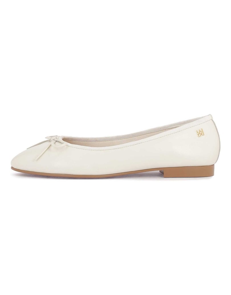Kazar-Ballerinas-aus-weißem-Leder-mit-brauner-Sohle-weiss