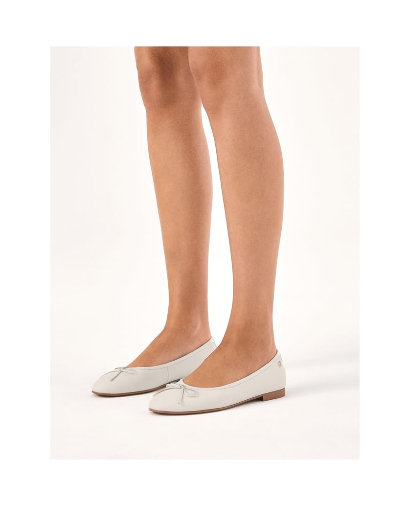 Kazar-Ballerinas-aus-weißem-Leder-mit-brauner-Sohle-weiss