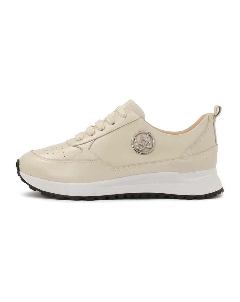 Kazar-Bequeme-Turnschuhe-mit-silbernem-Monogramm-weiss