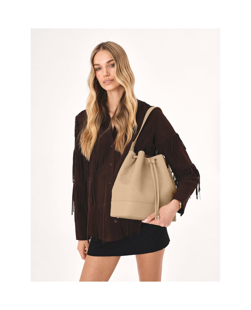 Kazar-Beuteltasche-aus-Leder-mit-einem-einzigartigen-Muster-beige