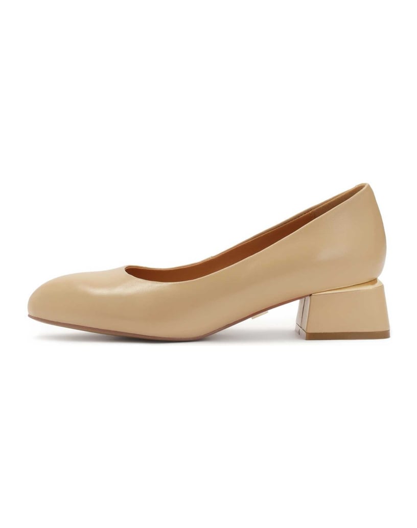 Kazar-Beigefarbene-Pumps-mit-Metalleinsatz-an-einem-Pfosten-beige