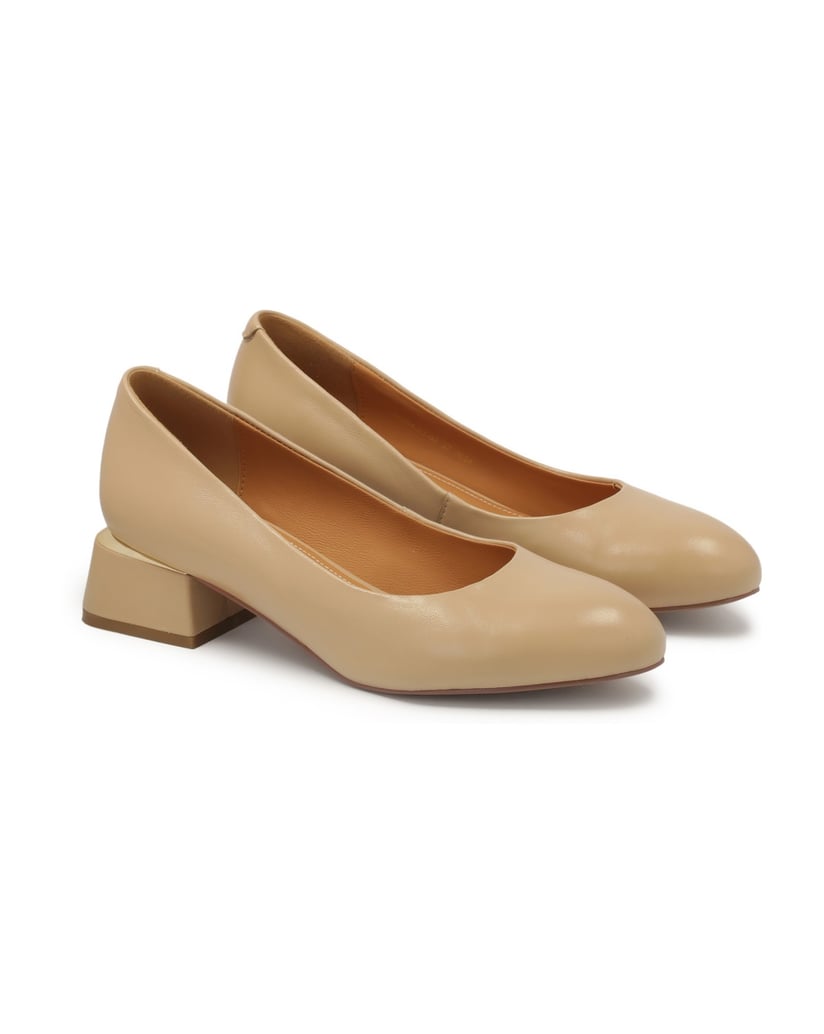Kazar-Beigefarbene-Pumps-mit-Metalleinsatz-an-einem-Pfosten-beige