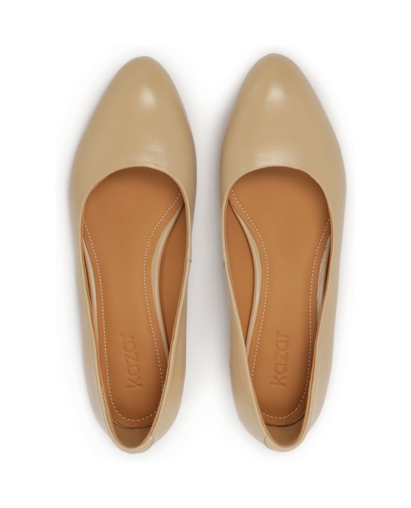 Kazar-Beigefarbene-Pumps-mit-Metalleinsatz-an-einem-Pfosten-beige