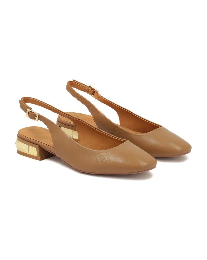 Kazar-Bequeme-Slingback-Pumps-mit-Metallverzierung-an-der-Ferse-camel