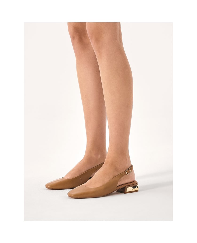 Kazar-Bequeme-Slingback-Pumps-mit-Metallverzierung-an-der-Ferse-camel