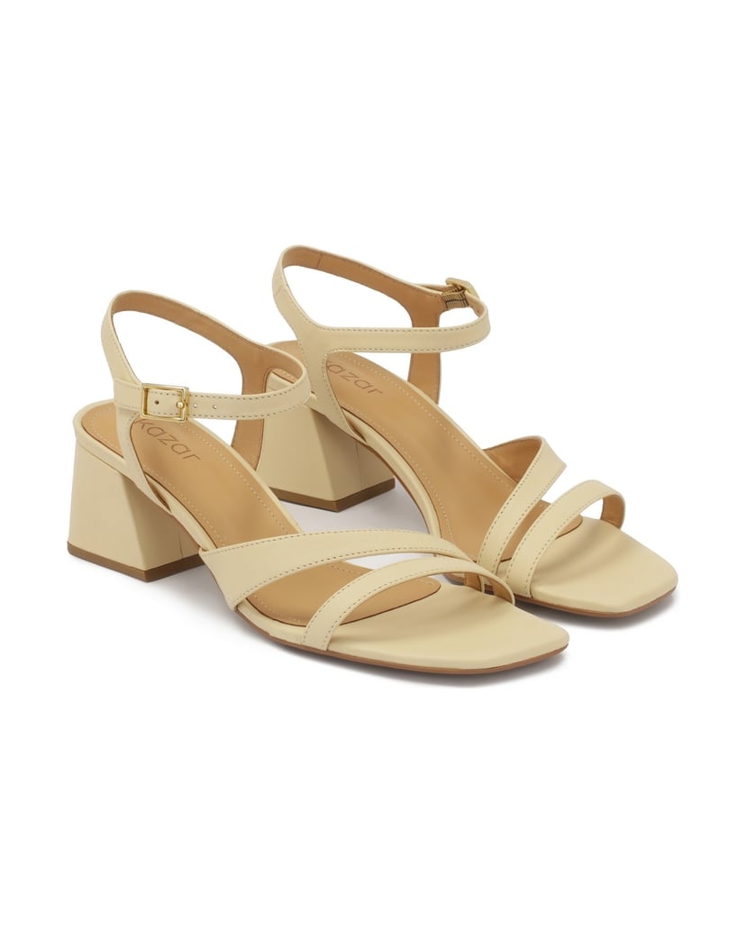 Kazar-Vielseitige-Ledersandalen-an-einem-Pfosten-weiss