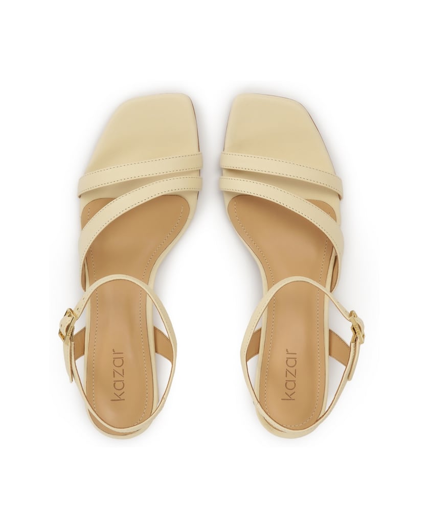 Kazar-Vielseitige-Ledersandalen-an-einem-Pfosten-weiss
