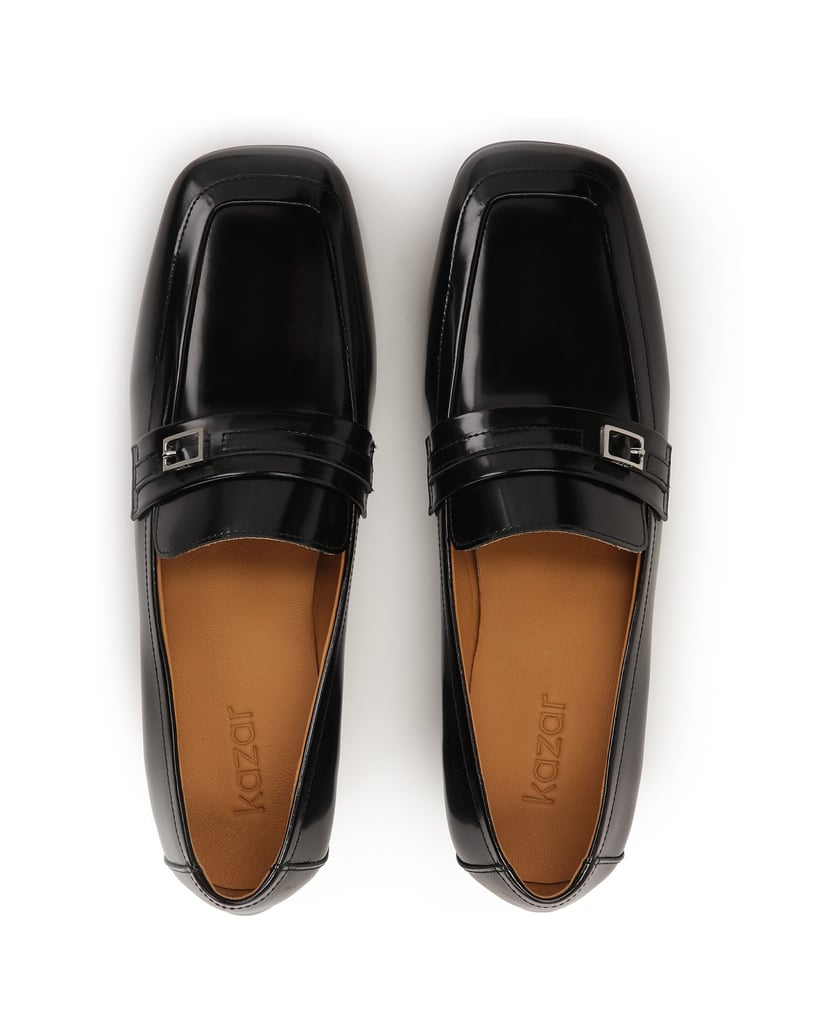 Kazar-Schwarze-Pumps-auf-einem-Block-aus-glänzendem-Leder-schwarz