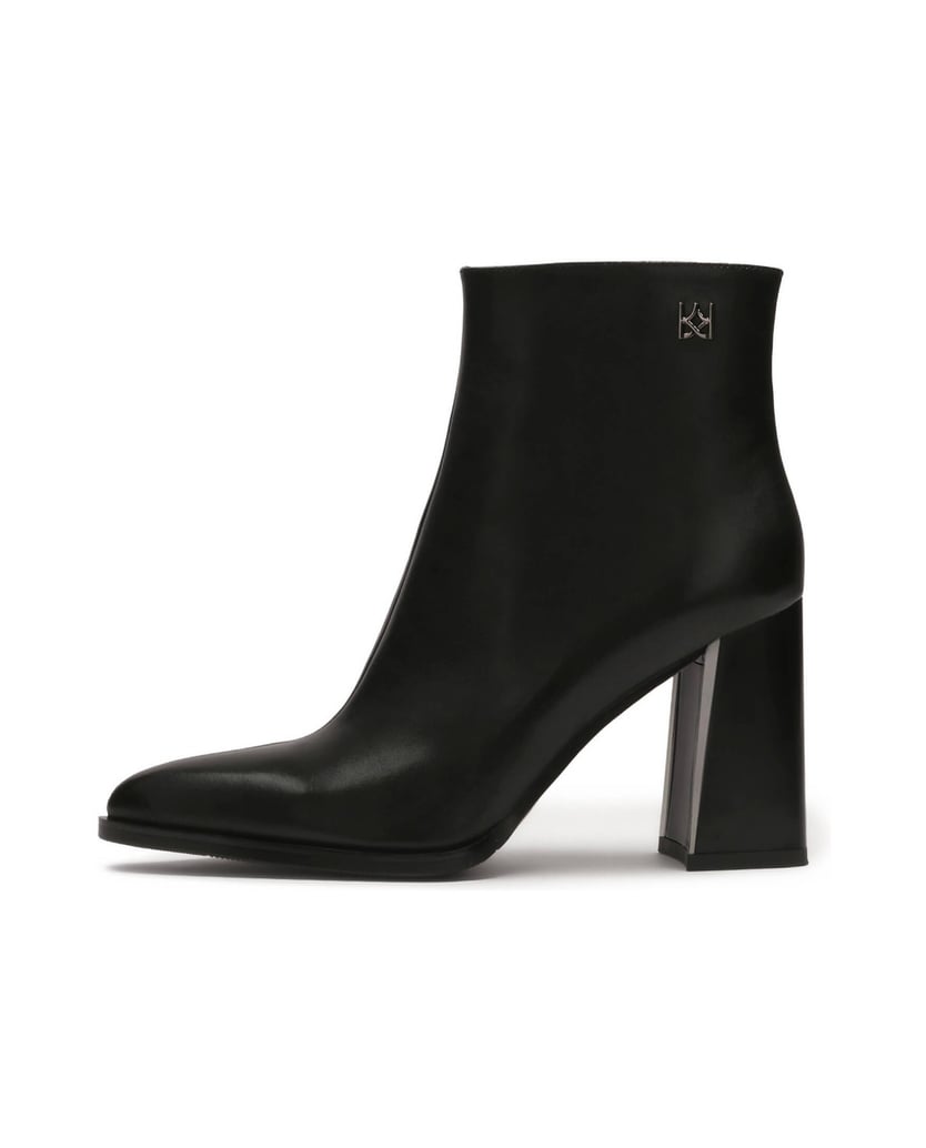 Kazar-Klassische-schwarze-Stiefel-auf-einem-verzierten-Pfosten-schwarz