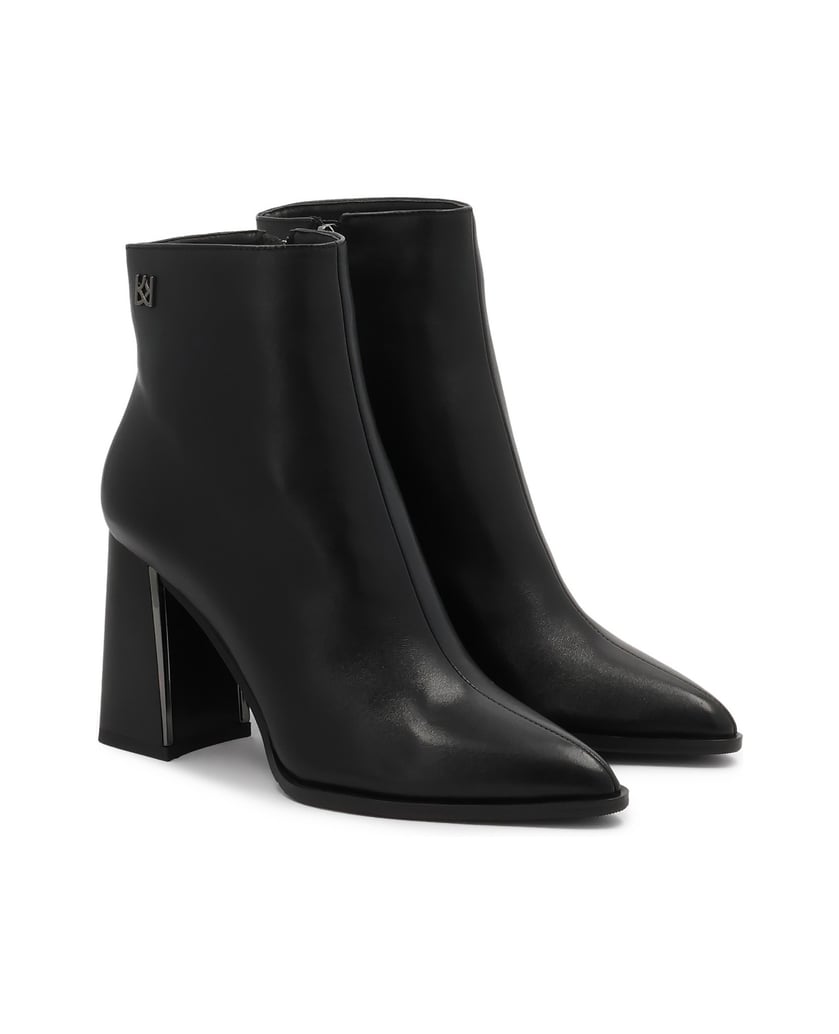 Kazar-Klassische-schwarze-Stiefel-auf-einem-verzierten-Pfosten-schwarz