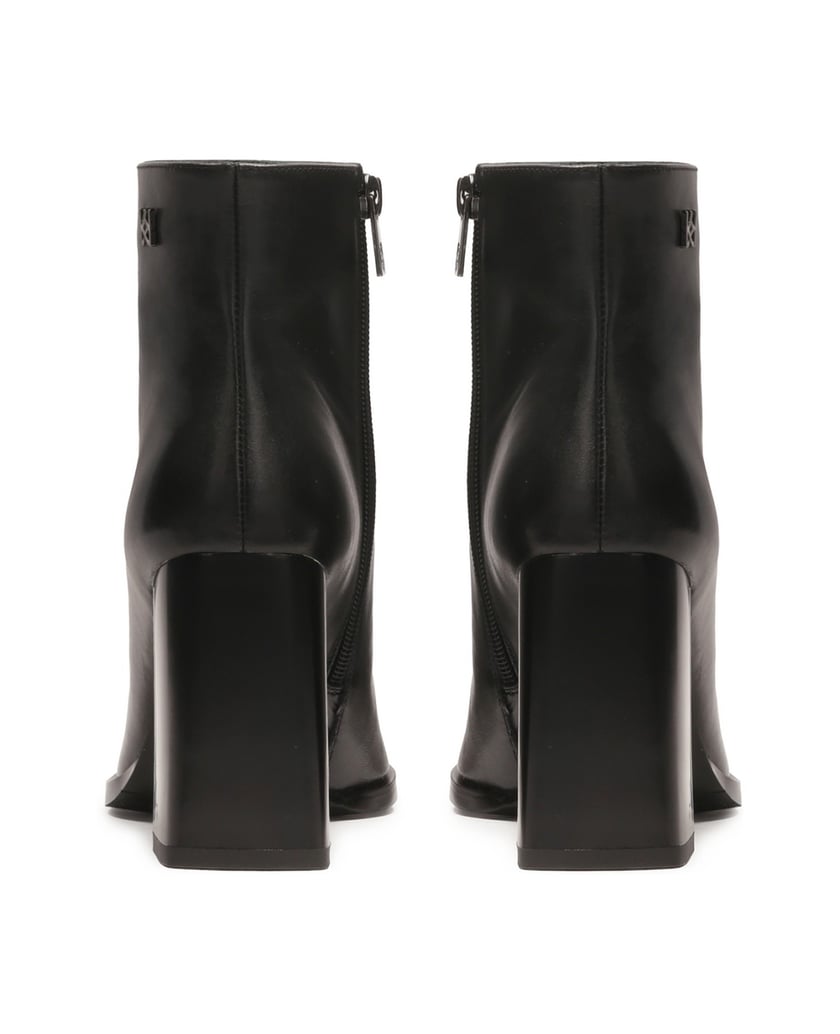 Kazar-Klassische-schwarze-Stiefel-auf-einem-verzierten-Pfosten-schwarz