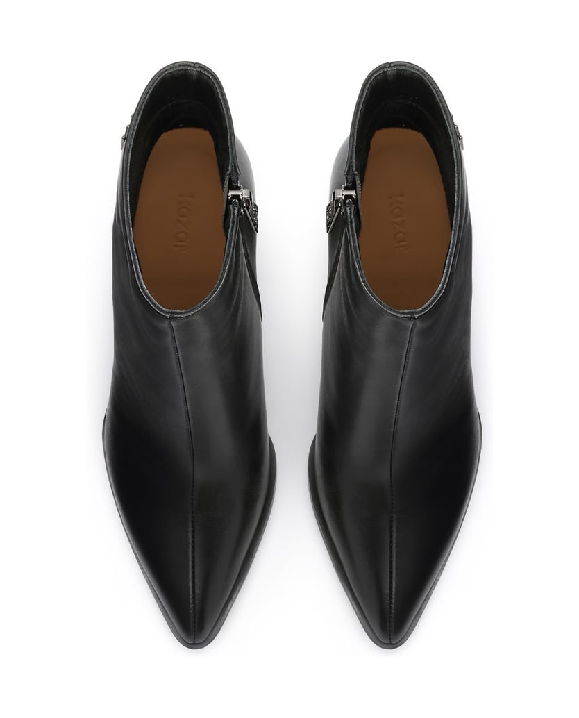Kazar-Klassische-schwarze-Stiefel-auf-einem-verzierten-Pfosten-schwarz