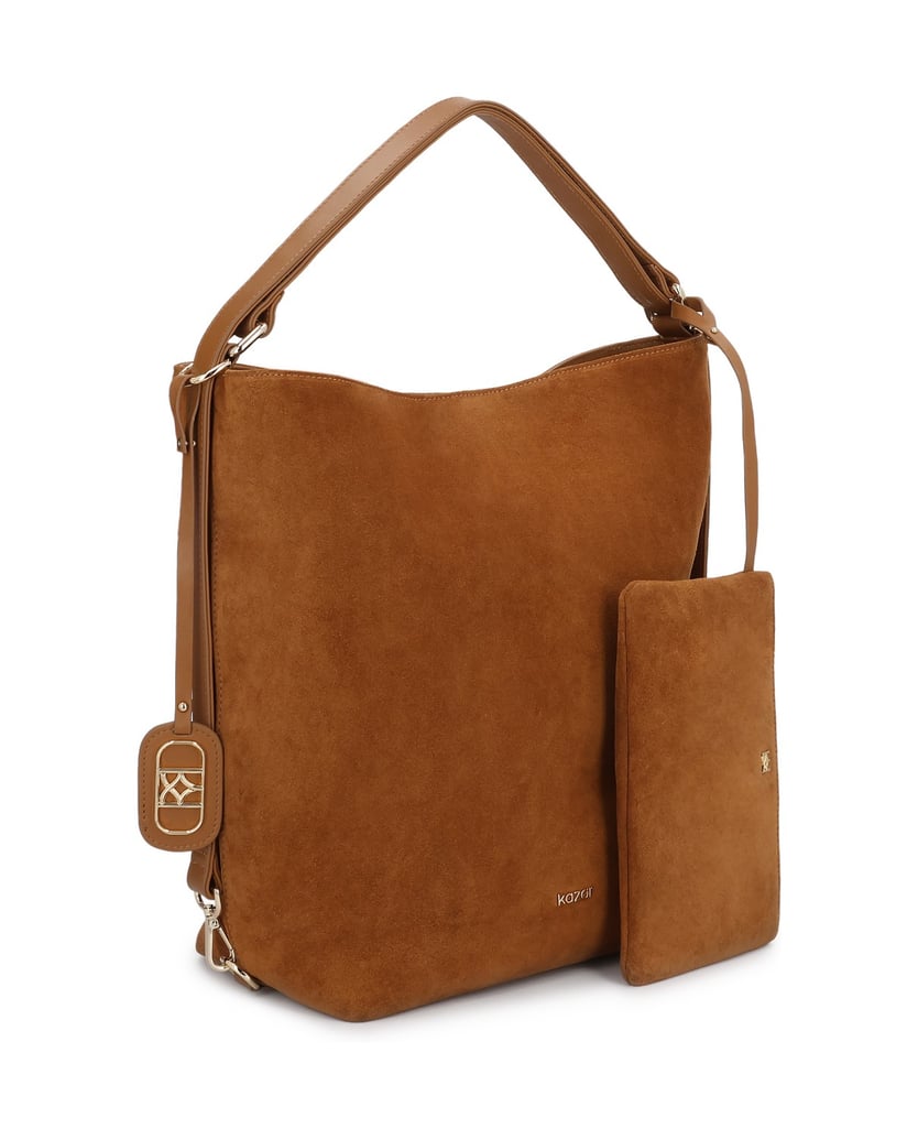 Kazar-Handtasche-aus-Wildleder-in-braun-mit-Griff-in-der-Hand-camel