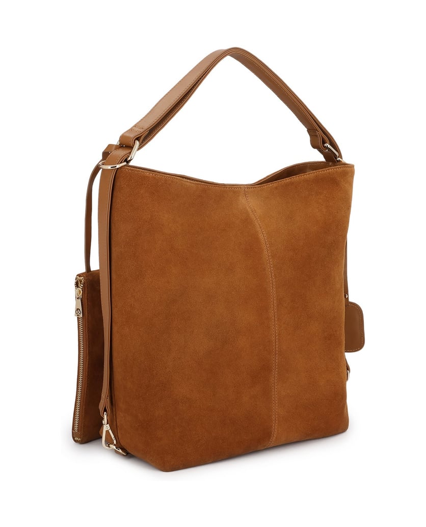 Kazar-Handtasche-aus-Wildleder-in-braun-mit-Griff-in-der-Hand-camel
