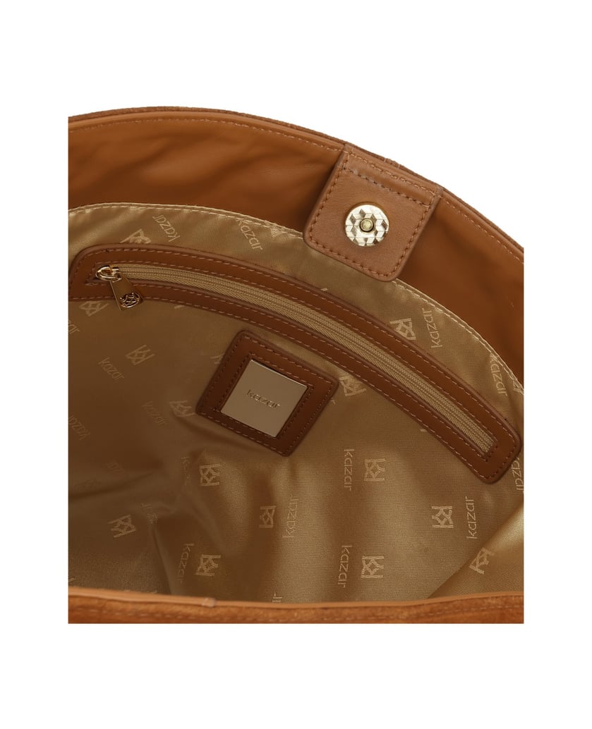 Kazar-Handtasche-aus-Wildleder-in-braun-mit-Griff-in-der-Hand-camel
