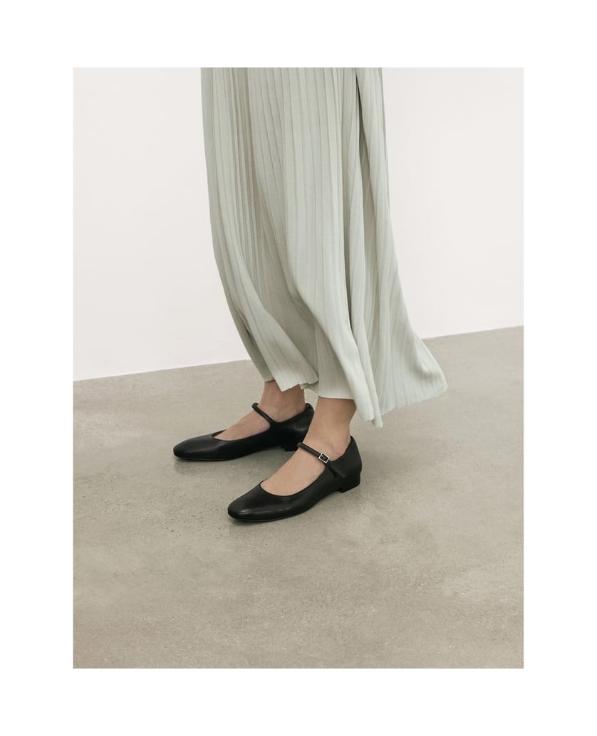 Kazar-Schwarze-flache-Pumps-mit-Riemen-schwarz