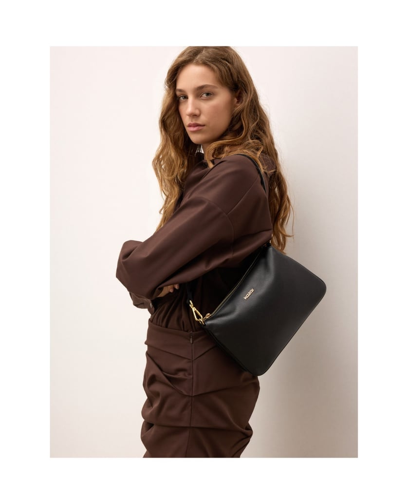 Kazar-Schwarze-Ledertasche-mit-goldenen-Details-schwarz