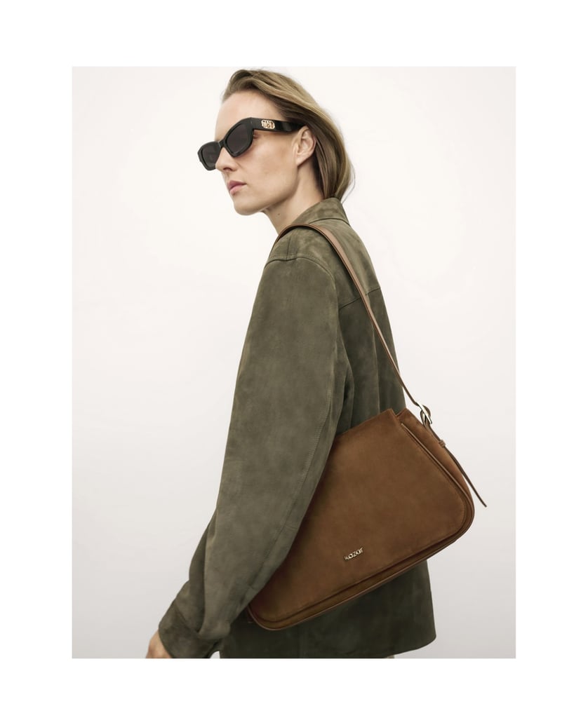 Kazar-Hellbraune-Wildlederhandtasche-mit-KAZAR-Logo.-camel