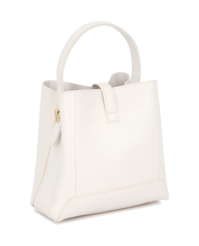 Kazar-Handtasche-mit-dekorativer-Schließe-und-Kette-weiss