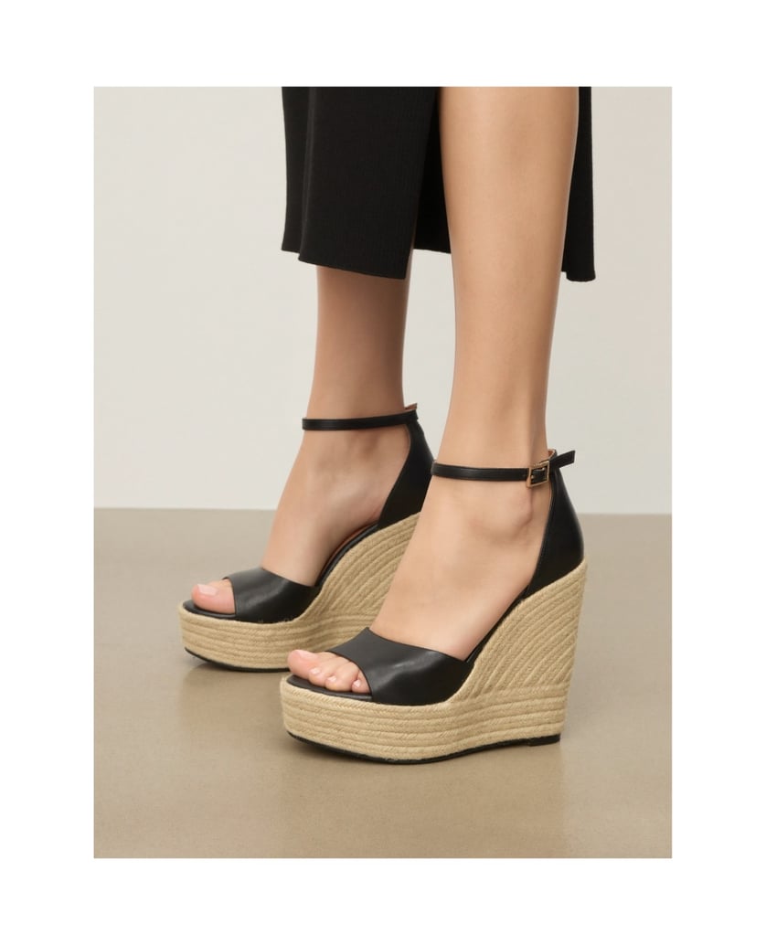 Kazar-Sandalen-an-einem-mit-einer-Schnur-verzierten-Anker-schwarz