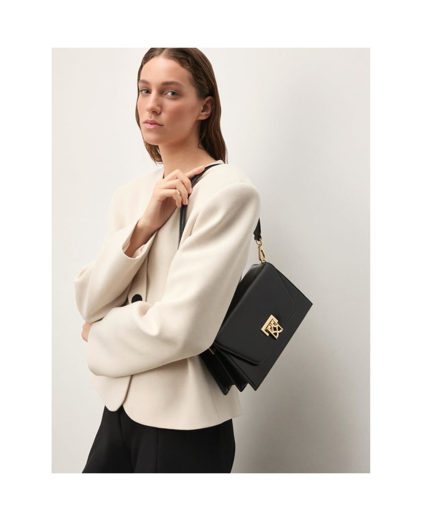 Kazar-Elegante-kleine-Handtasche-mit-einer-Klappe-mit-einem-dekorativen-Monogramm-geschlossen-schwarz