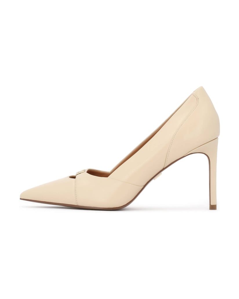 Kazar-Beigefarbene-Pumps-mit-dezenten-Monogramm-Details-beige