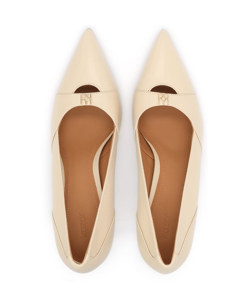 Kazar-Beigefarbene-Pumps-mit-dezenten-Monogramm-Details-beige