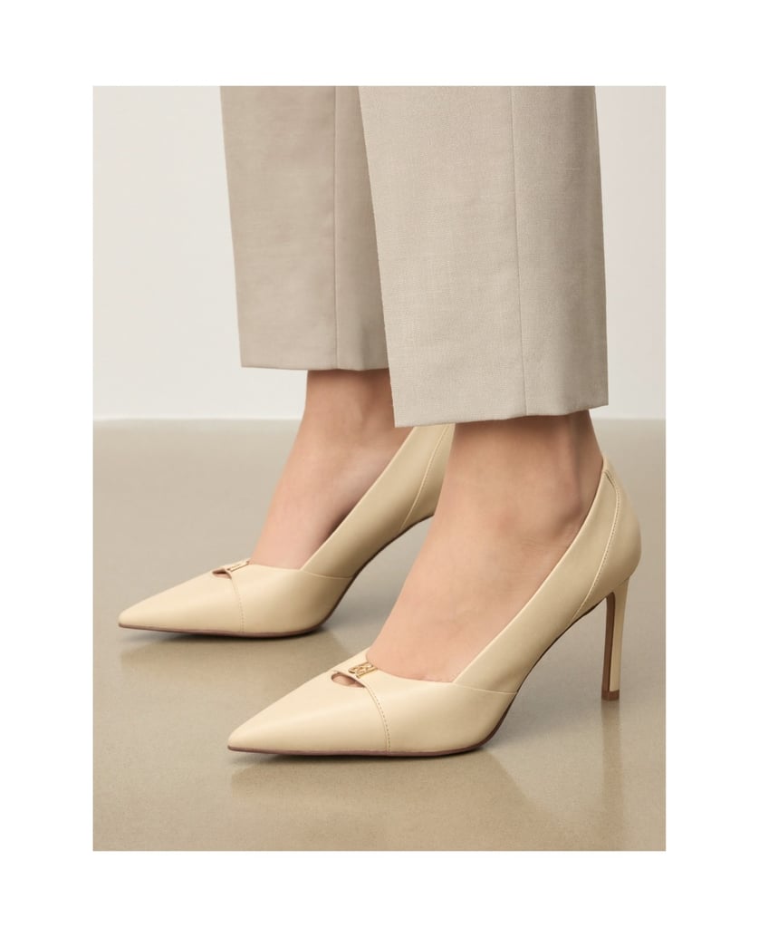 Kazar-Beigefarbene-Pumps-mit-dezenten-Monogramm-Details-beige