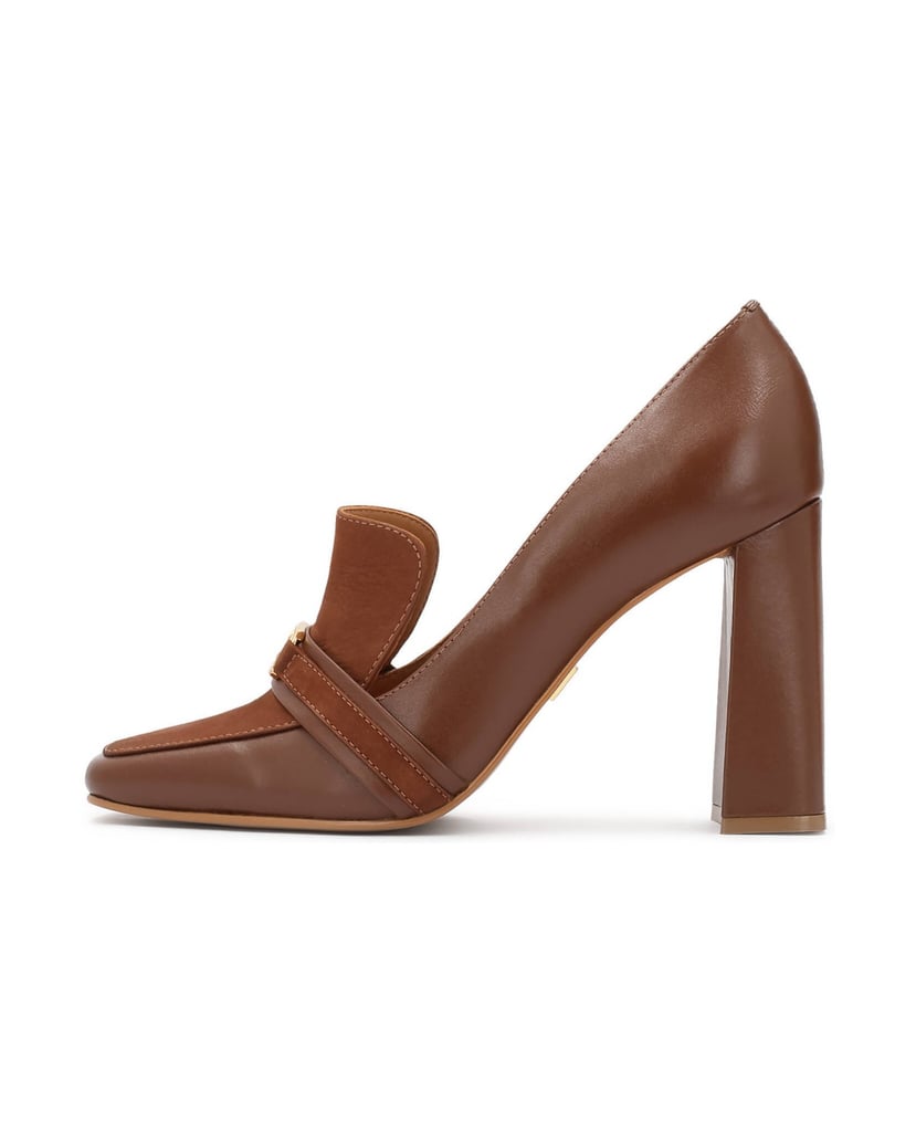 Kazar-Braune-Pumps-auf-einem-Absatz-aus-Naturleder-mit-einem-Einsatz-aus-Nubuk-und-einem-Monogramm.-braun