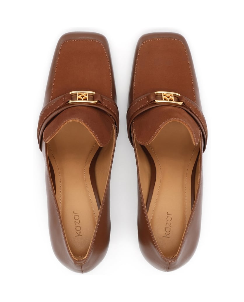Kazar-Braune-Pumps-auf-einem-Absatz-aus-Naturleder-mit-einem-Einsatz-aus-Nubuk-und-einem-Monogramm.-braun