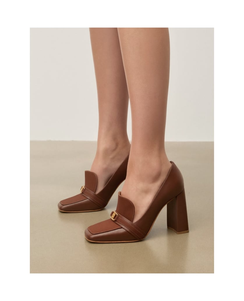Kazar-Braune-Pumps-auf-einem-Absatz-aus-Naturleder-mit-einem-Einsatz-aus-Nubuk-und-einem-Monogramm.-braun