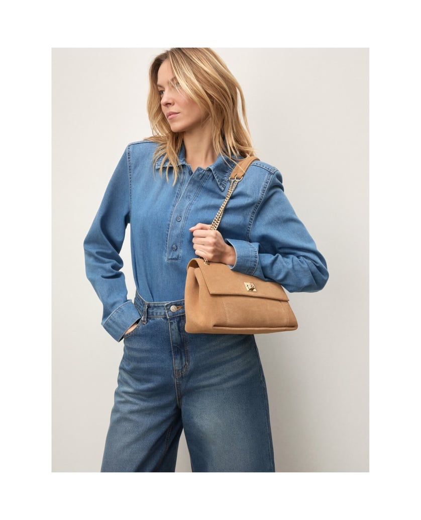 Kazar-Hellbraune-Wildlederhandtasche-mit-Monogramm-von-KAZAR-camel