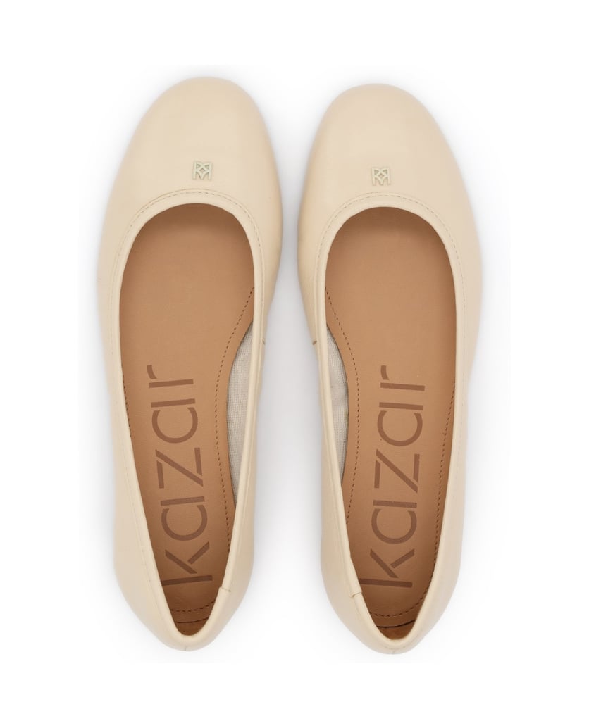 Kazar-Ballerinas-aus-Leder,-verziert-mit-Monogramm-beige