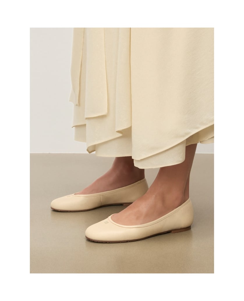 Kazar-Ballerinas-aus-Leder,-verziert-mit-Monogramm-beige