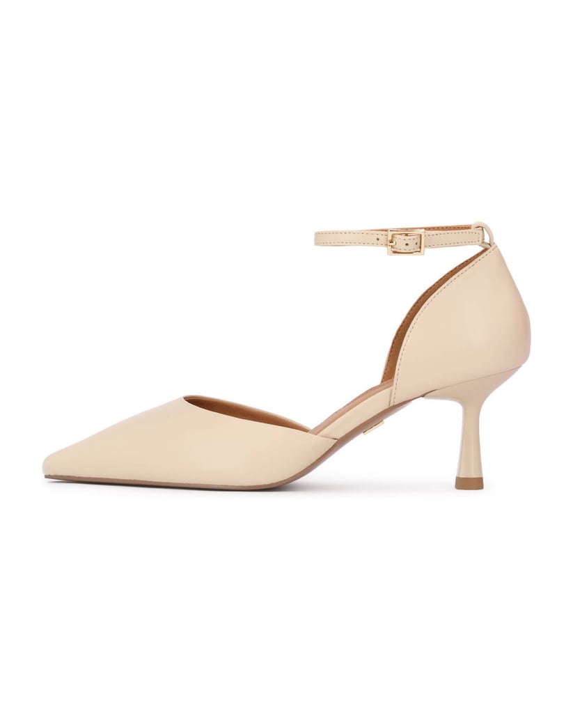 Kazar-Pumps-mit-hohem-Absatz-und-einem-Riemen-um-den-Knöchel-weiss