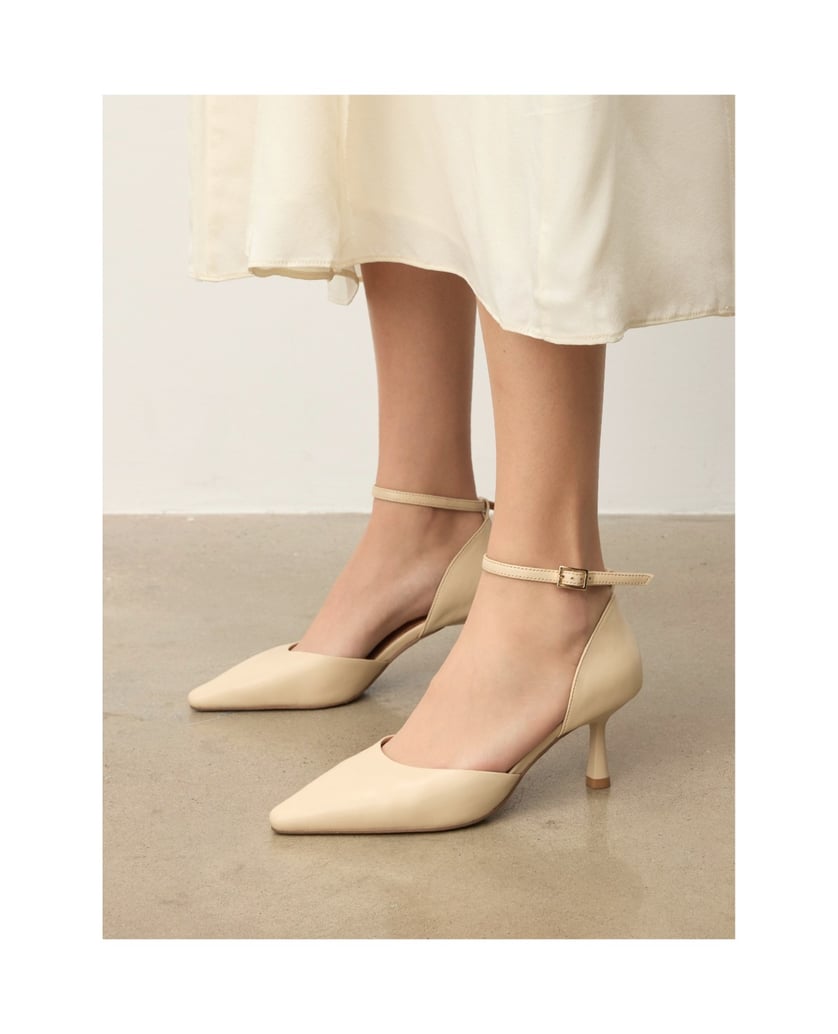 Kazar-Pumps-mit-hohem-Absatz-und-einem-Riemen-um-den-Knöchel-weiss