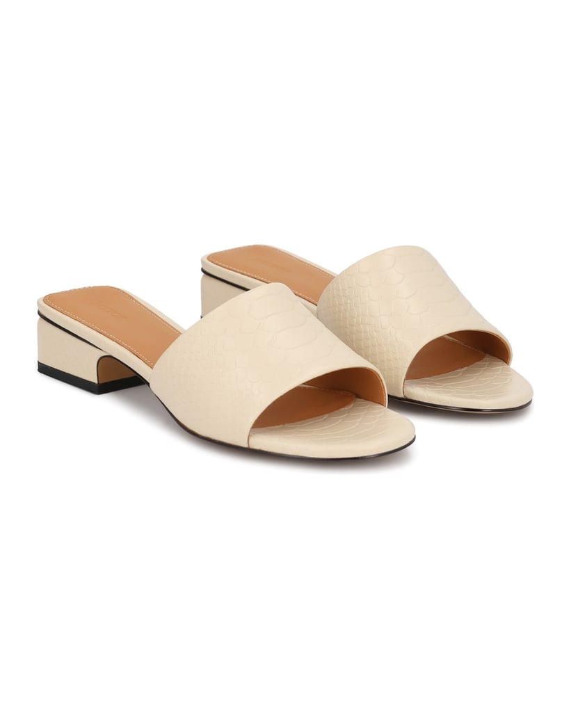 Kazar-Beigefarbene-Flip-Flops-aus-geprägtem-Naturleder-mit-niedrigem-Absatz-beige