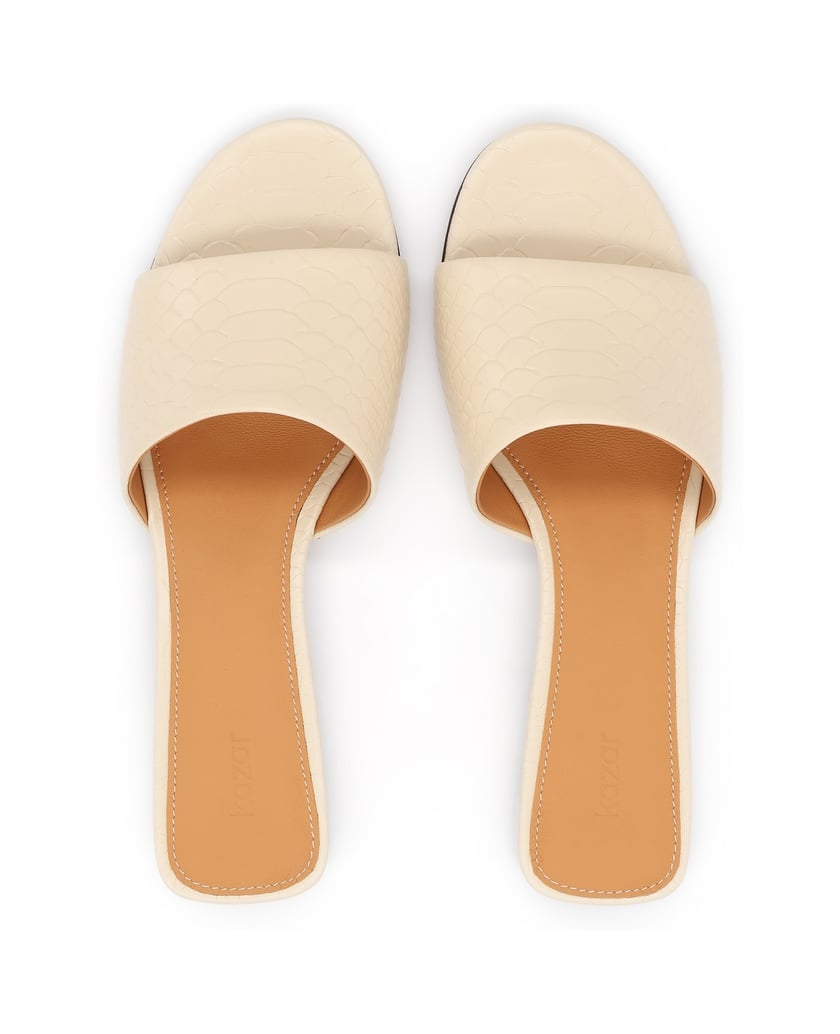 Kazar-Beigefarbene-Flip-Flops-aus-geprägtem-Naturleder-mit-niedrigem-Absatz-beige
